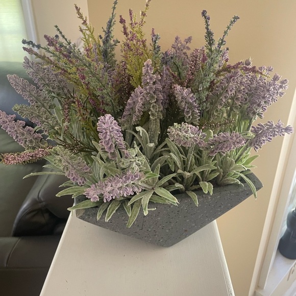 Fake flower, purple lavender, has a tiny chip on the corner of pot as pictured - Picture 1 of 4